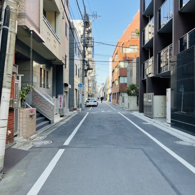 長谷川ビル 側道