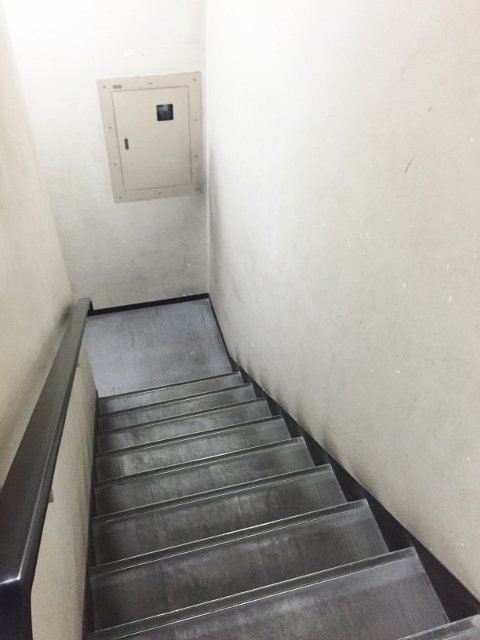 シムラビル 階段
