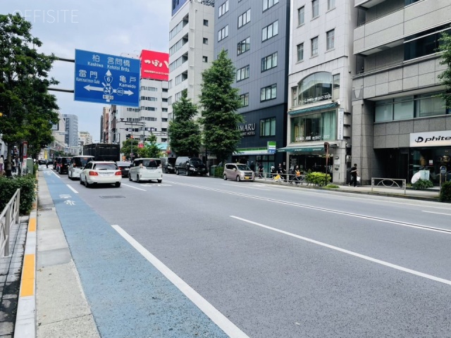 VORT浅草江戸通り　前面に江戸通り