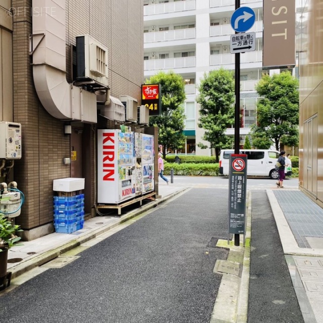 リバテイー5号館 ビル前面道路