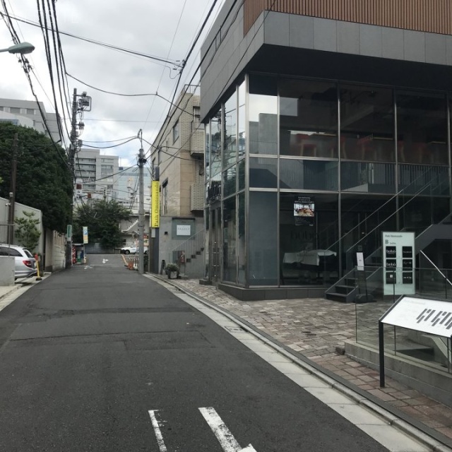 QC Cube神宮前57 ビル前面道路