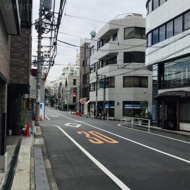 北参道ウイングビル ビル前面道路