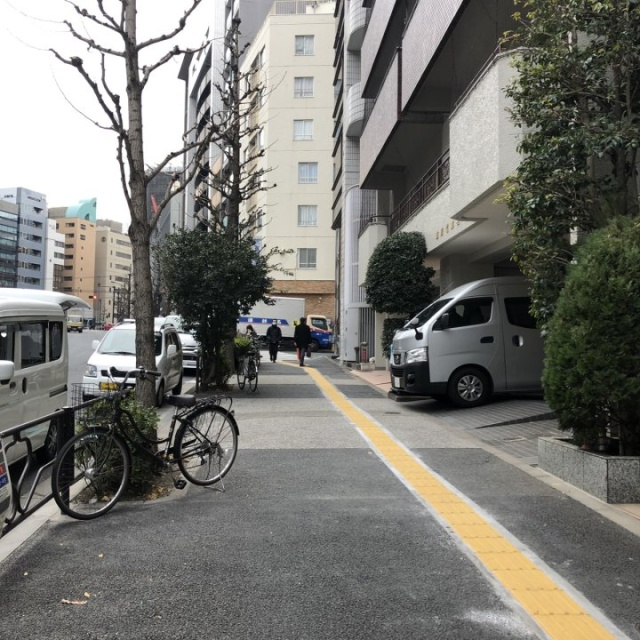 プルナスお茶の水 ビル前面道路