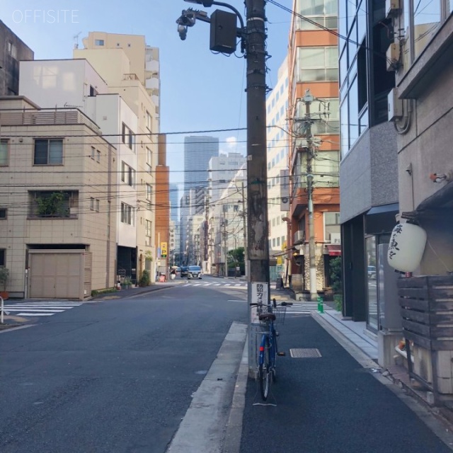 新橋ホリイビル ビル前面道路