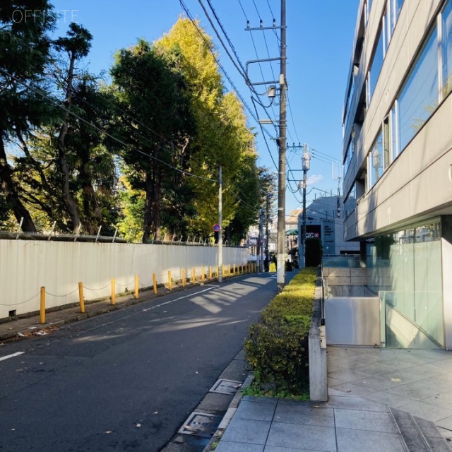 クエストコート原宿 ビル前面道路