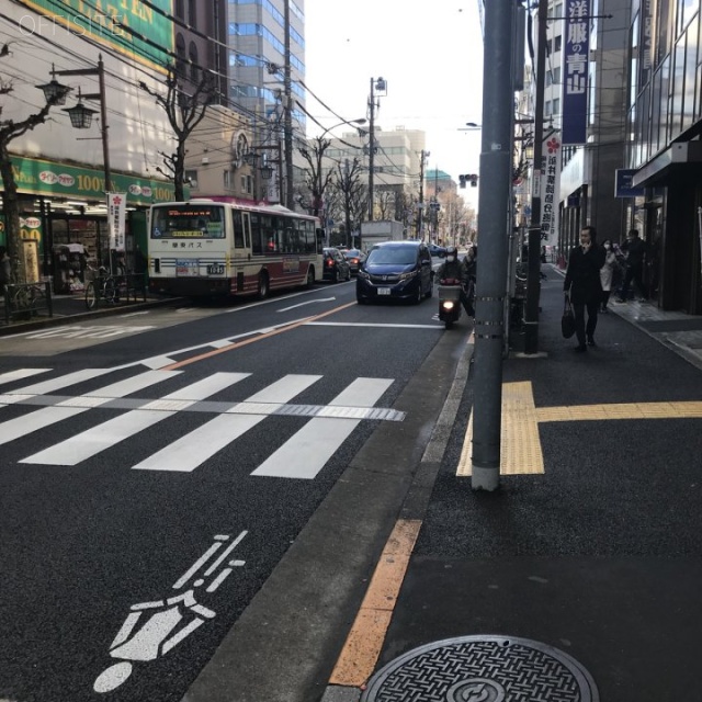 中野ブロードウェイ ビル前面道路