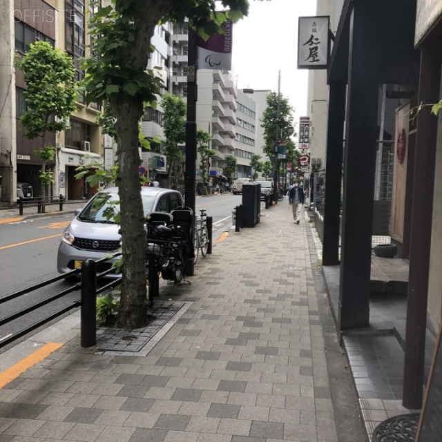 SCビル赤坂 ビル前面道路