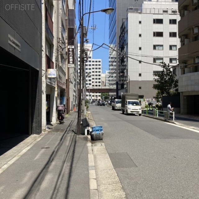 パレドール神田 ビル前面道路