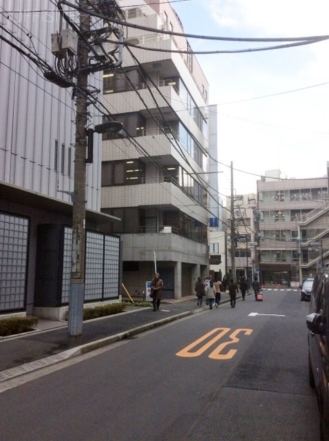 塩谷ビル　ビル周辺道路
