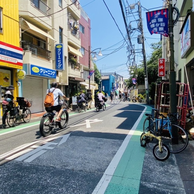 Rビル ビル前面道路