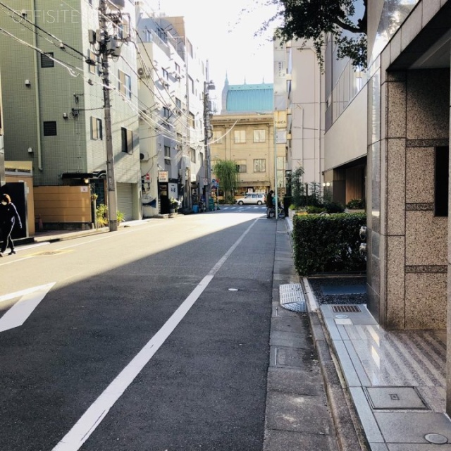 WELL2ビル ビル前面道路