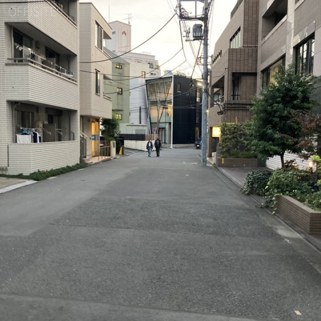 マリンダイースト ビル前面道路