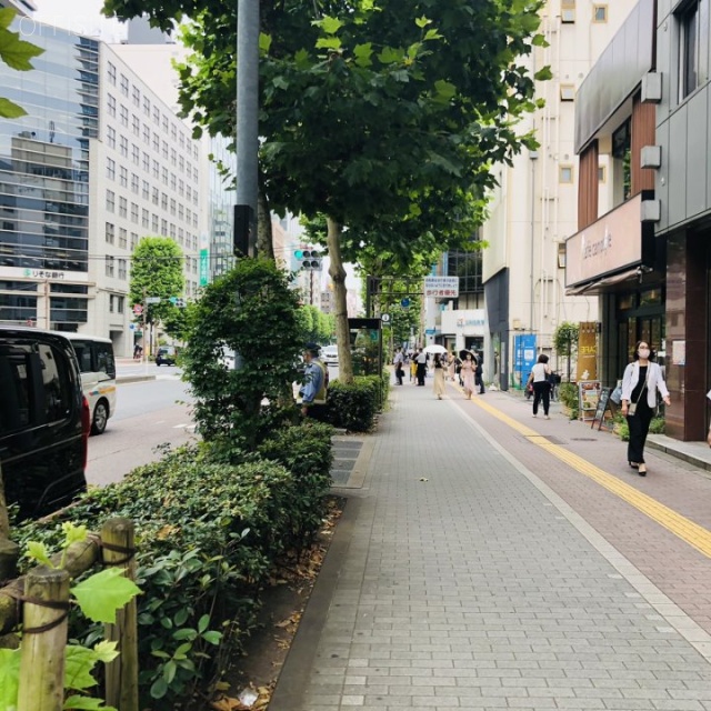 文芸ビル ビル前面道路