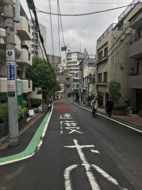ミルキーハウス　ビル前面道路