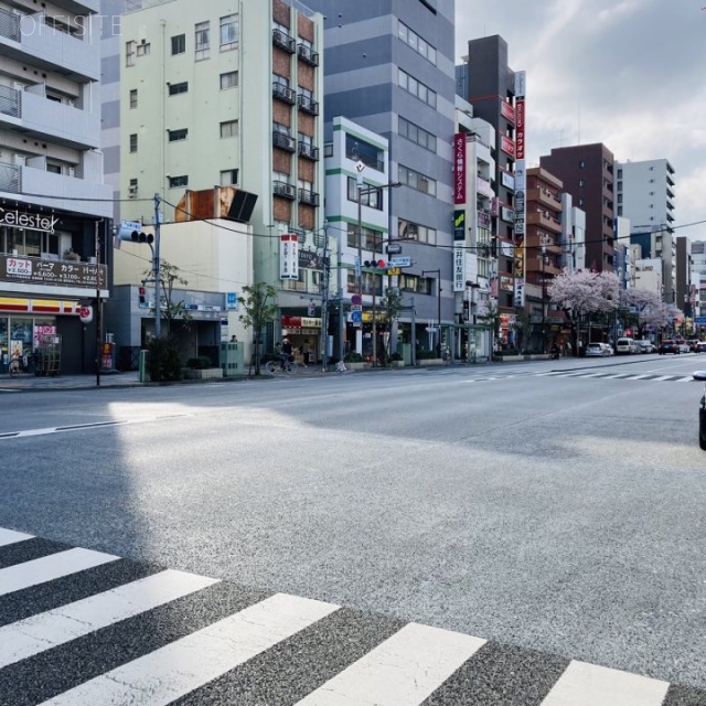 つるやビル ビル前面道路