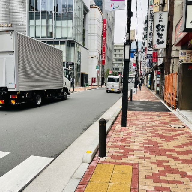 にのに八重洲仲通りビル ビル前面道路