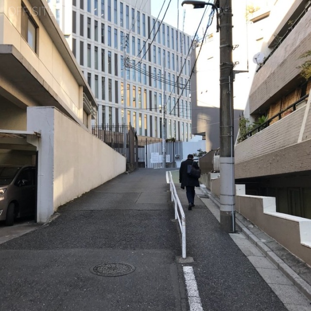 アオイシャトービル ビル前面道路