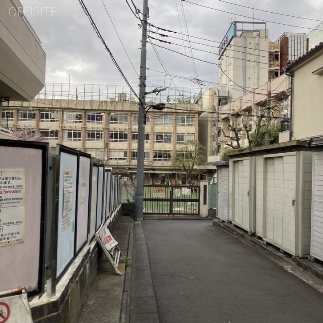 アサイガーデンコート ビル前面道路