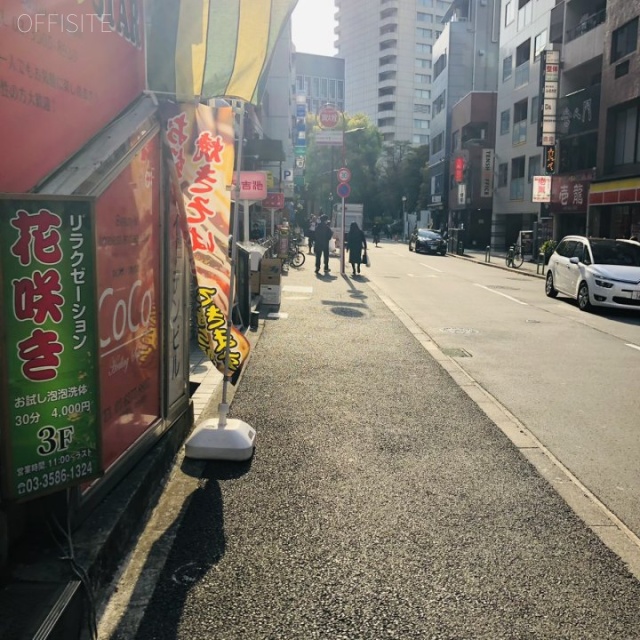 赤坂イーデンビル ビル前面道路