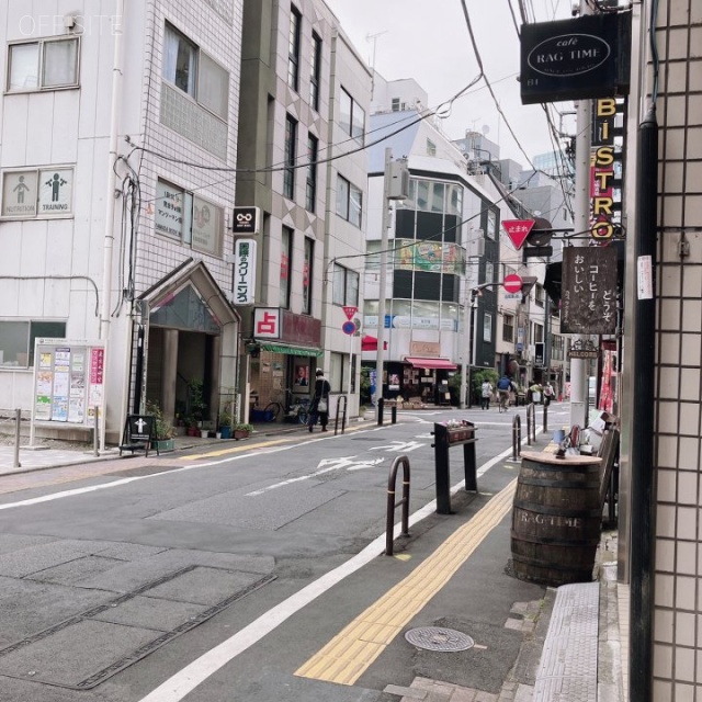 井上ビル ビル前面道路