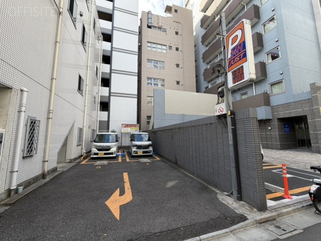 USビル　目の前にコインパーキング