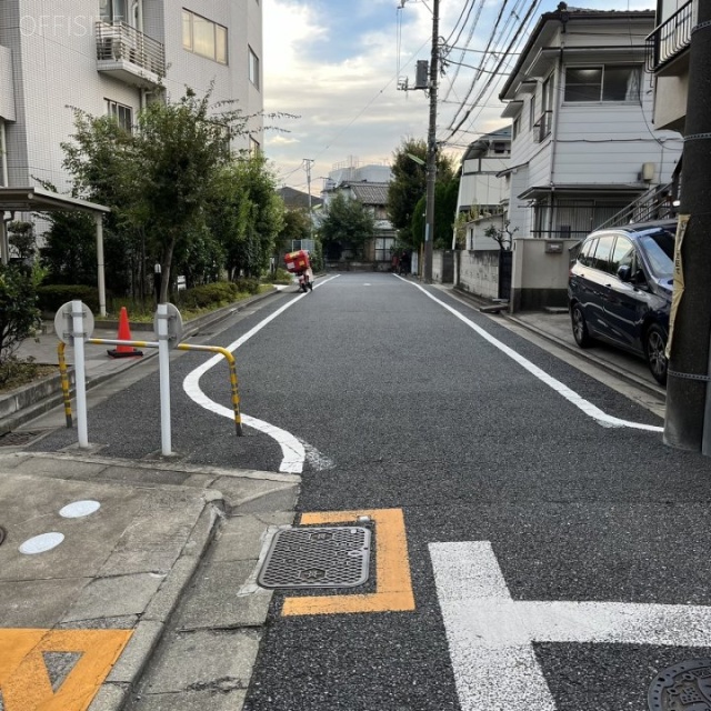 明治安田生命世田谷ビル 側道