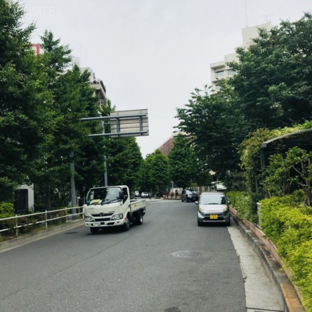 新宿松喜ビル ビル前面道路