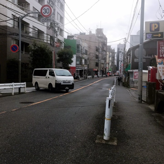 プリュス中野 ビル前面道路