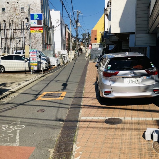 シャンブル15 ビル前面道路
