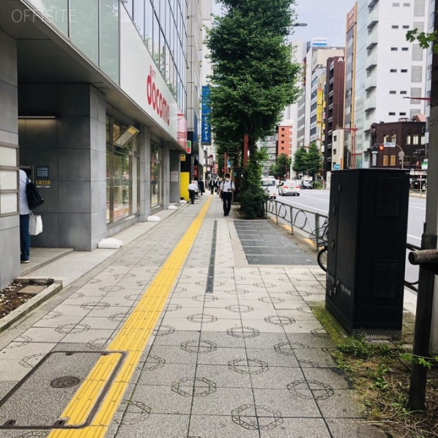 サンクス神田駅前(共同神田東口)ビル ビル前面道路