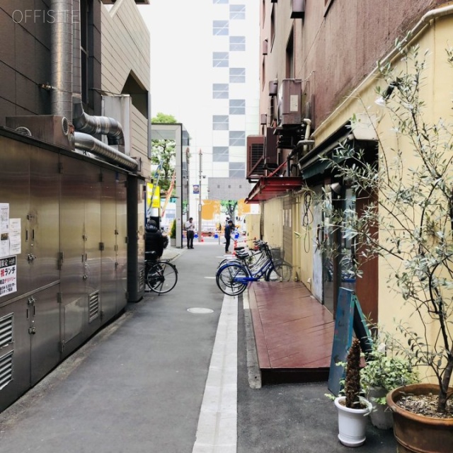 ソーケンビル八重洲 ビル前面道路