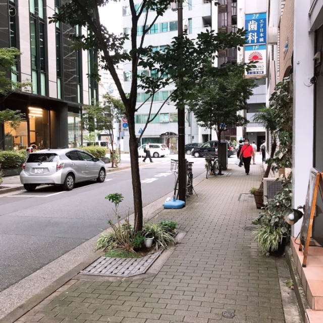 竹松ビル ビル前面道路