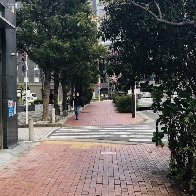 ウェルスクエア神保町　ビル前面道路