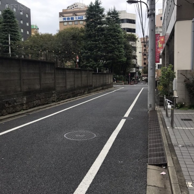バルビゾン87 ビル前面道路
