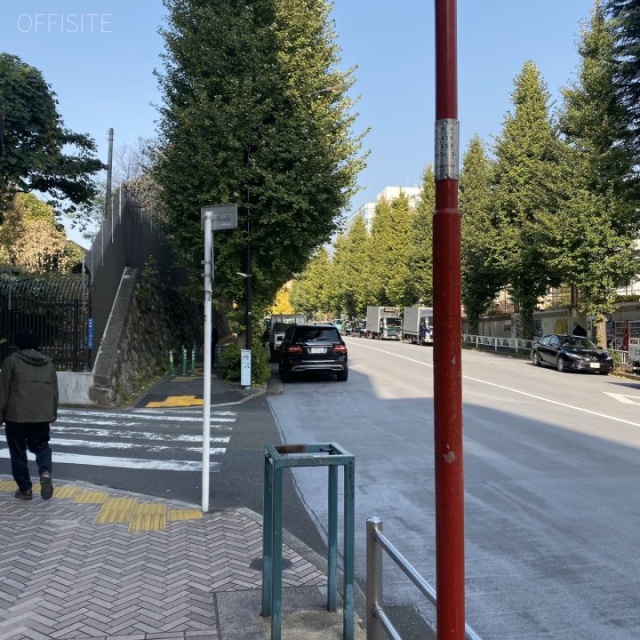 バルビゾン64ビル ビル前面道路