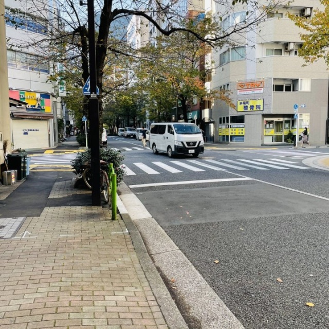 アロマビル ビル前面道路