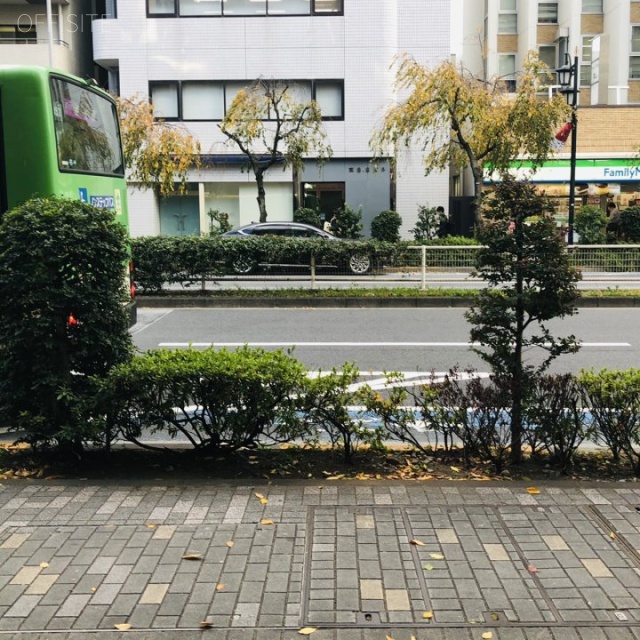 プレミアム・ユーゾーンビル　ビル前面道路