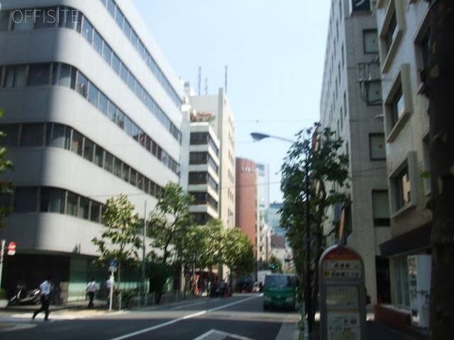 西新橋企画ビル ビル前面道路
