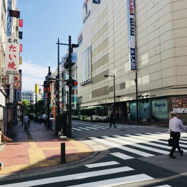 WACCA池袋 ビル前面道路