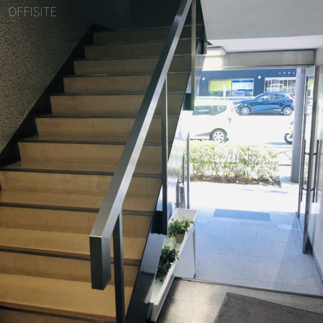 新倉ビル エントランス