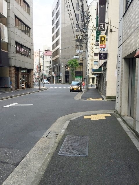 カツハタビル ビル前面道路