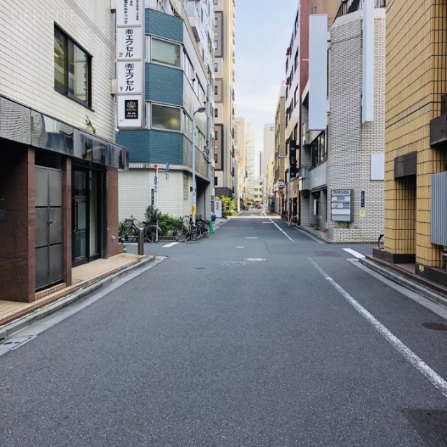 さかえビル ビル前面道路