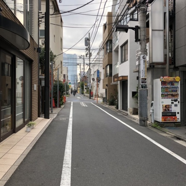 南青山貸事務所 ビル前面道路