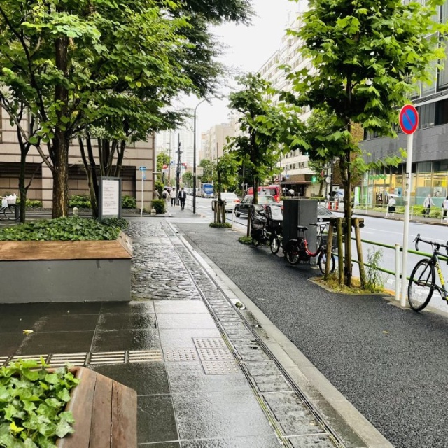 青山タワープレイス ビル前面道路