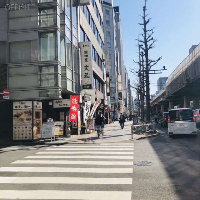 阪急阪神上野御徒町ビル ビル前面道路