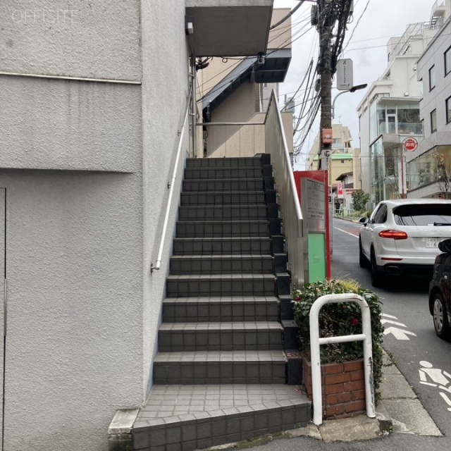 三恵ビル エントランス