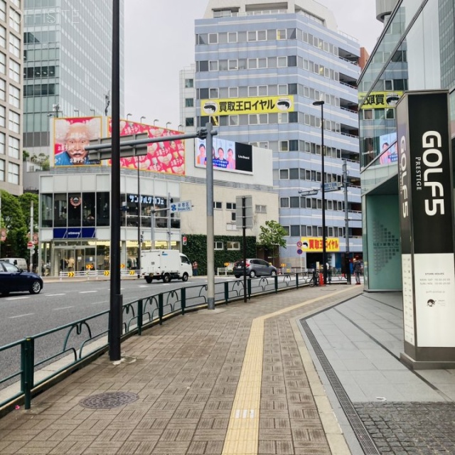 NEX新宿 ビル前面道路