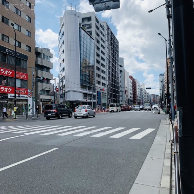 クリスタルビル ビル前面道路