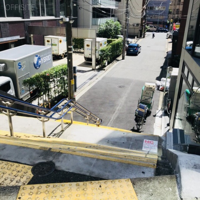 バルビゾン105 ビル前面道路