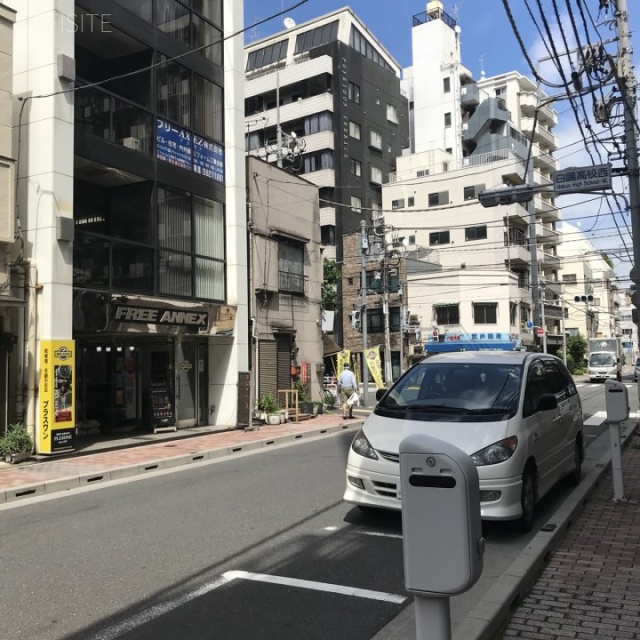 フリーアネックスビル ビル前面道路